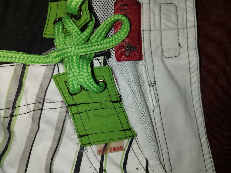 Calções de praia pretos e verdes