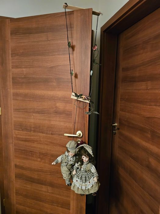 Vintage chłopiec i dziewczynka porcelanowe lalki na huśtawce