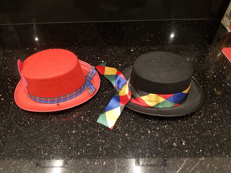 Komplet 2 kapeluszy dla dzieci.