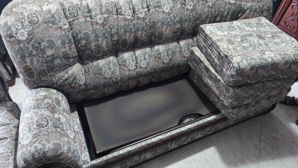 Conjunto de Sofás Clássicos (Sofá-Cama 3 Lugares + 2 Cadeirões) – Excelente Estado