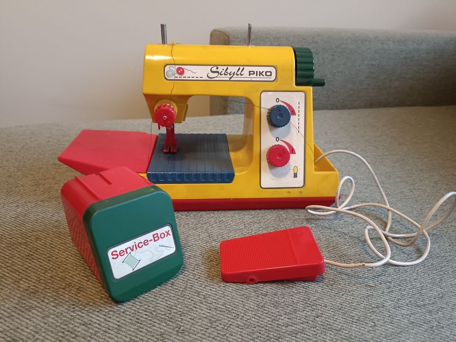 Zabawkowa maszyna do szycia DDR.