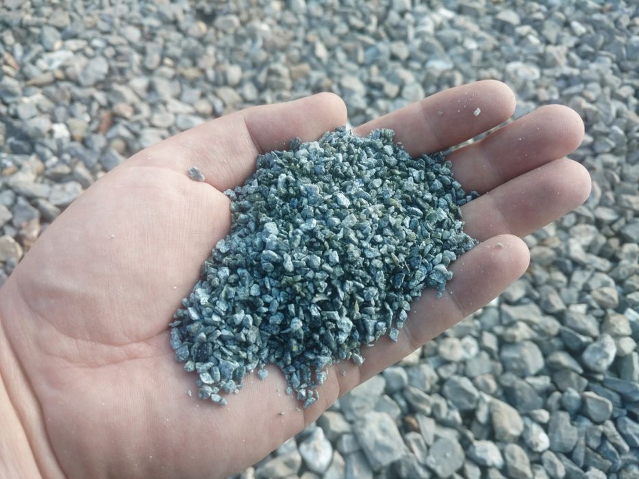 Grys czarny piasek bazaltowy grafitowy bazalt drobny kamień gres żwir