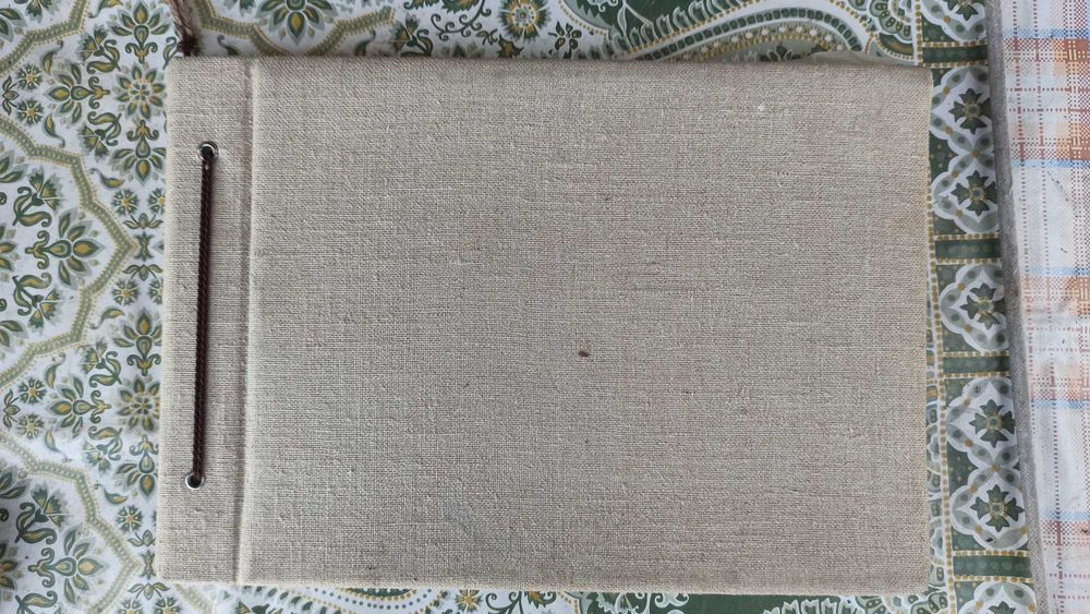 Stary ok 70-cio letni album na zdjęcia obszyty płótnem lnianym