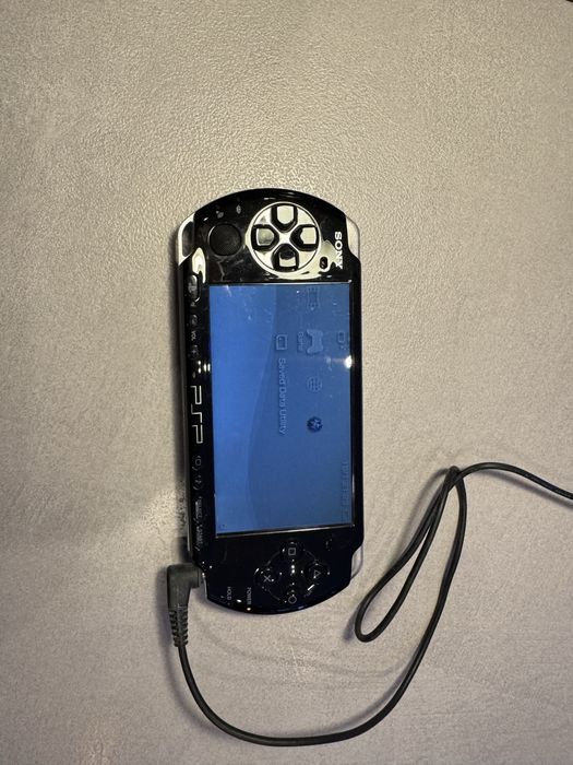 Konsola Sony PSP-3004 włącza się  bez problemu na baterii i ładowarce