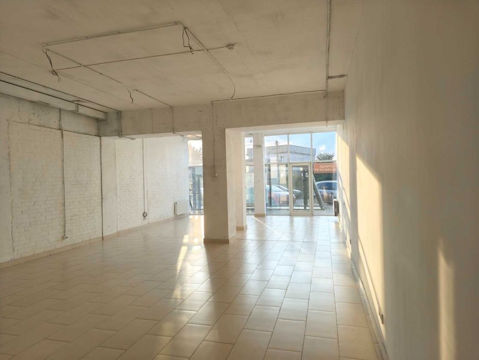 Продаж фасадного приміщення 84 м.кв. 2100 у.о.
