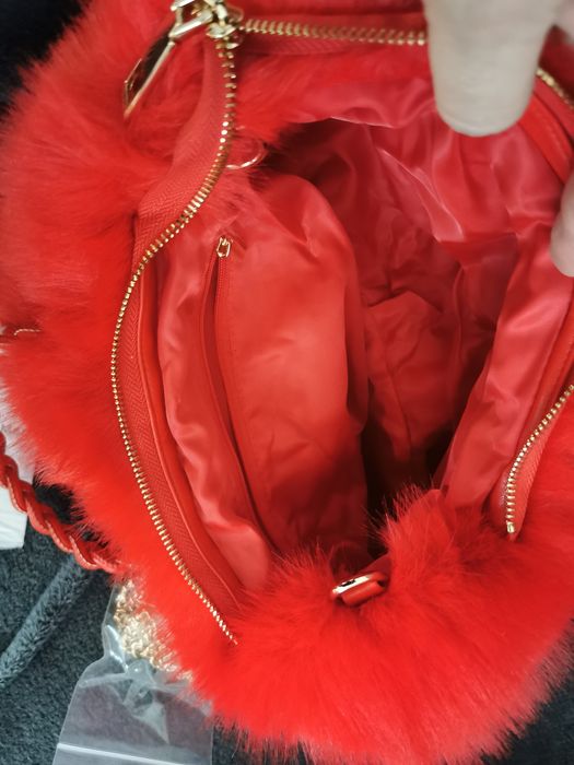 Piękna czerwona futrzana torebka kuferek na łańcuszku