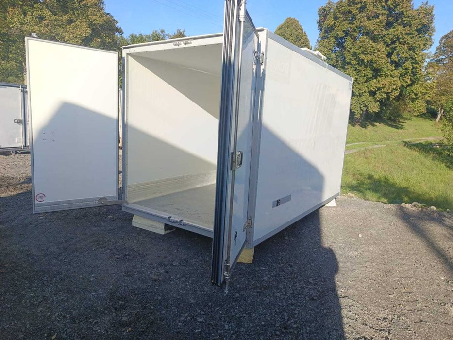 Komora chłodnicza zewnętrzna izotermiczna.