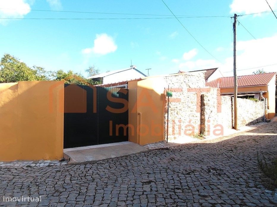 Moradia T3 Com Jardim, Oficina E Estacionamento.