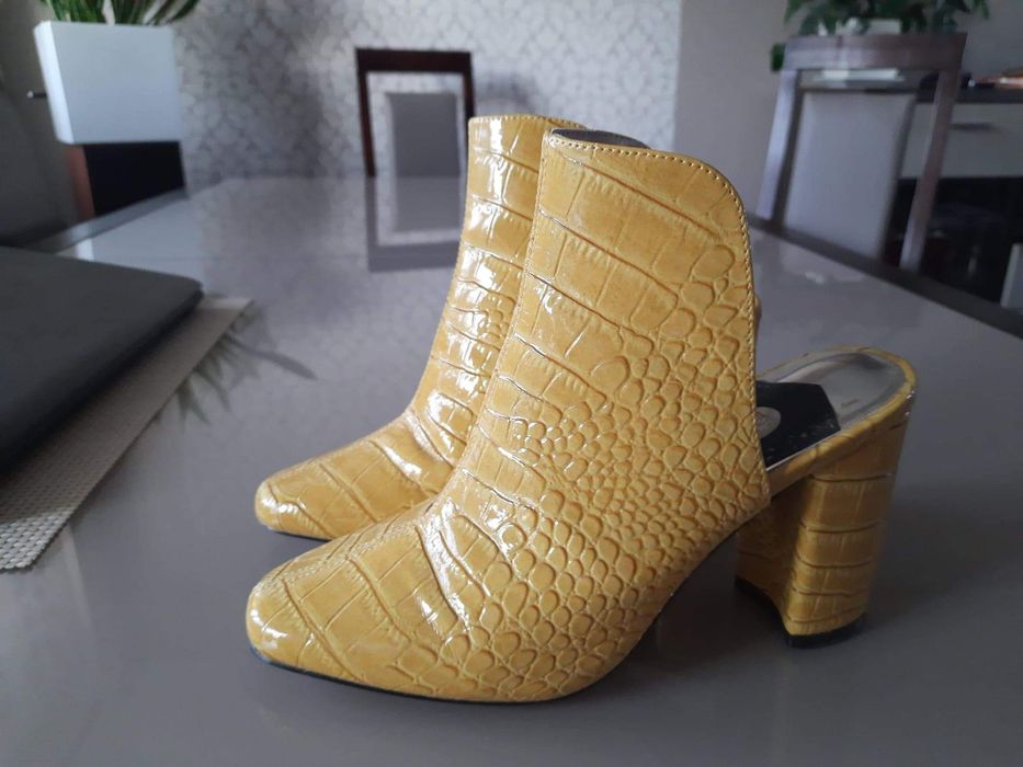 Żółte klapki marki River Island. Rozmiar 35.