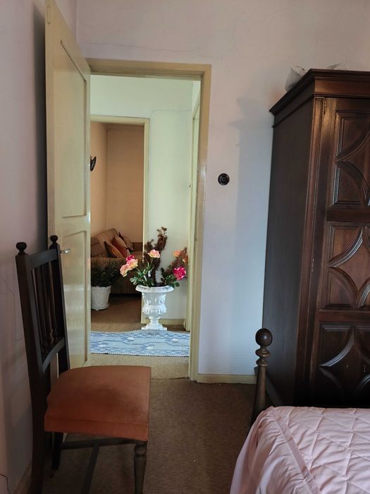 Moradia de 2 pisos com terreno e ótima localização