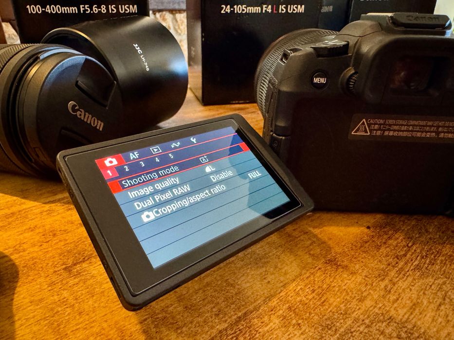 Canon R8 – em estado novo – incluindo 3 objetivas