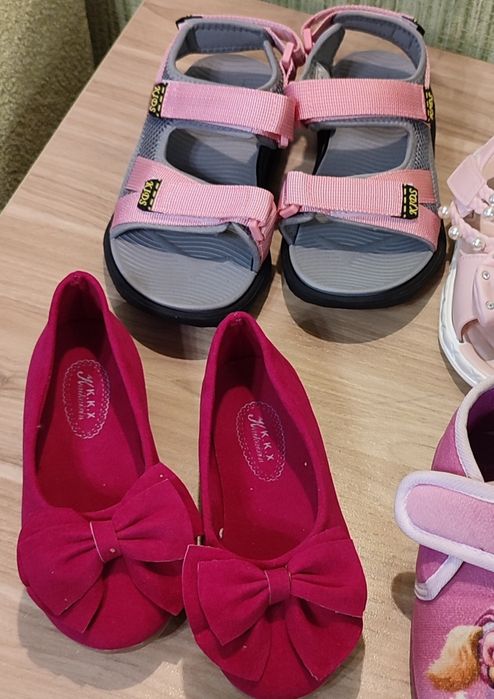Босоніжки, туфлі, балетки, тапочки для дівчинки