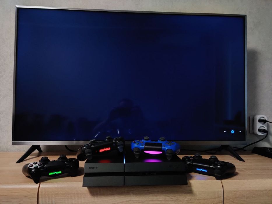 Продам PS4 9.00 з 5 геймпадами.