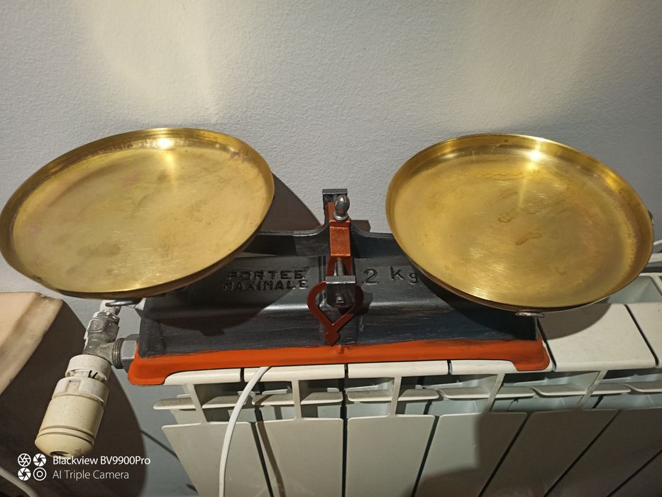 Uma pequena balança de dois quilos muito bem tratada