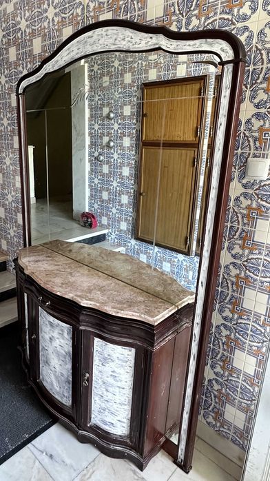 Móvel de madeira com Espelho