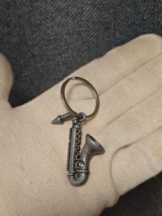 Брелок для ключів саксофон музичний інструмент металевий труба