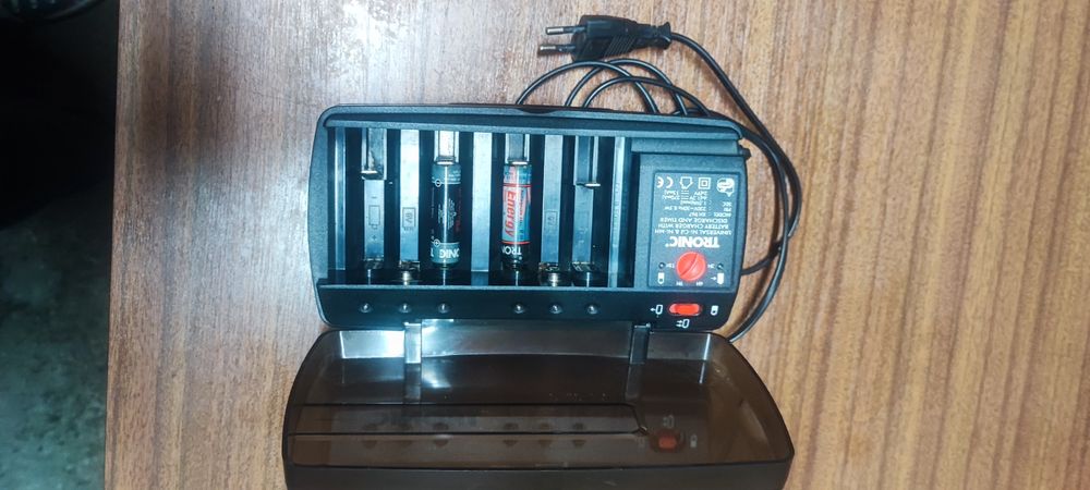 Carregador universal pilhas