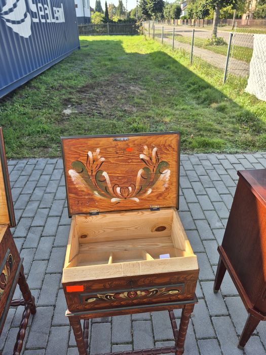 Przepiękna malowana szafeczka