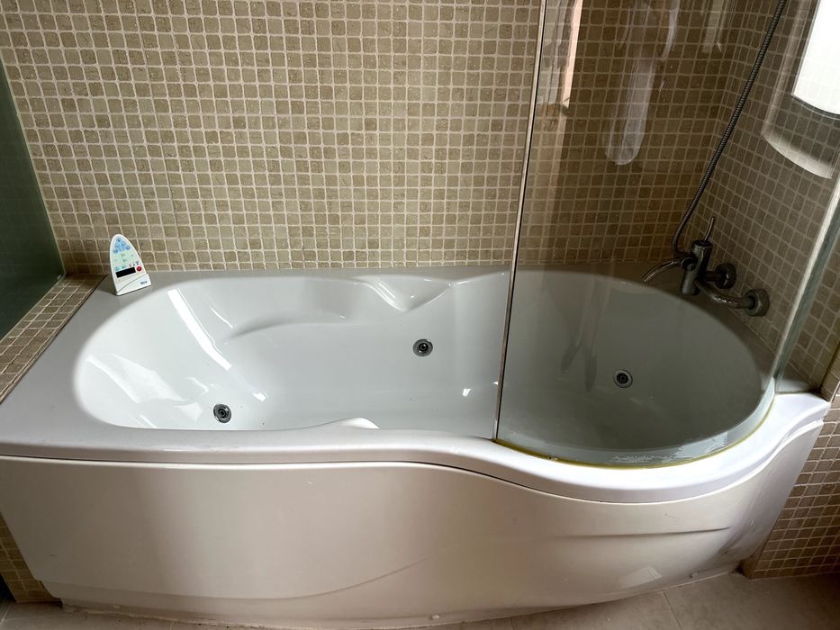 Banheira hidromassagem Roca 1,80 x 0,70m + resguardo em vidro curvo