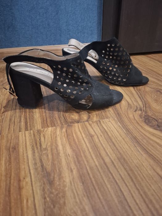 Buty na obcasie czarne