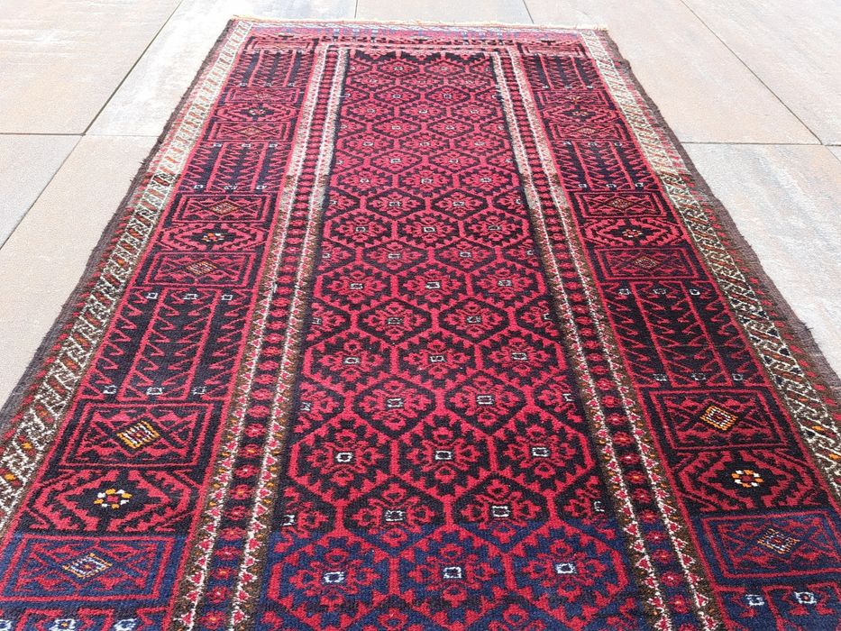 Autentyczny dywan Beluch z Iranu 104 × 200 cm – szlachetna prostota i orientalny charakter