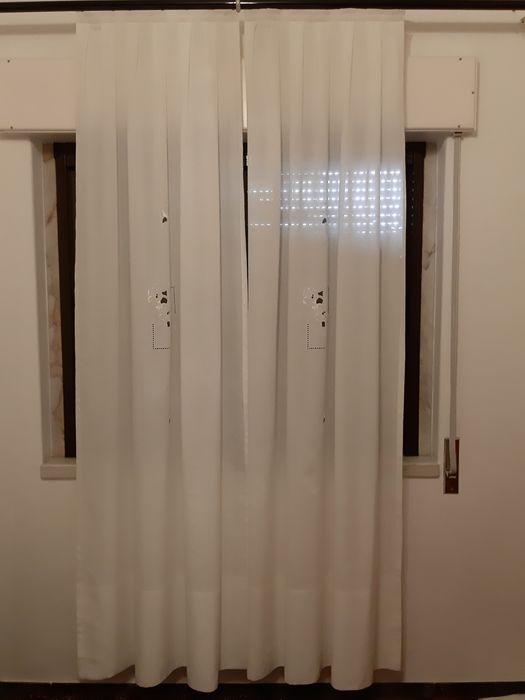Cortinado bordado branco, usado