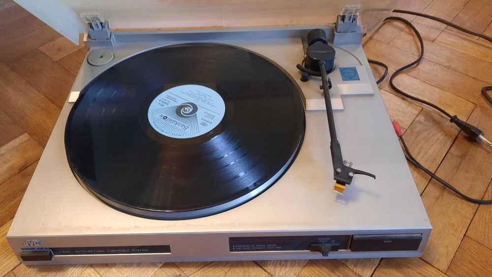 Gramofon JVC L-AX11