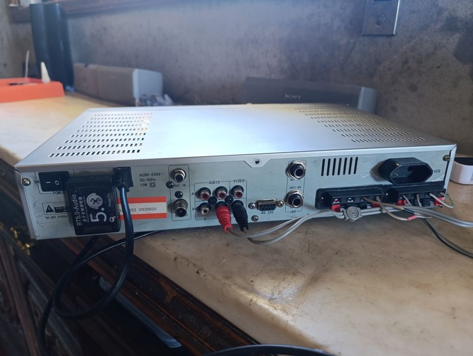 Amplificador com 200W de potência, boa qualidade.
