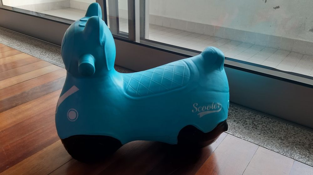 Bouncing inflatable scooter64586476317570121