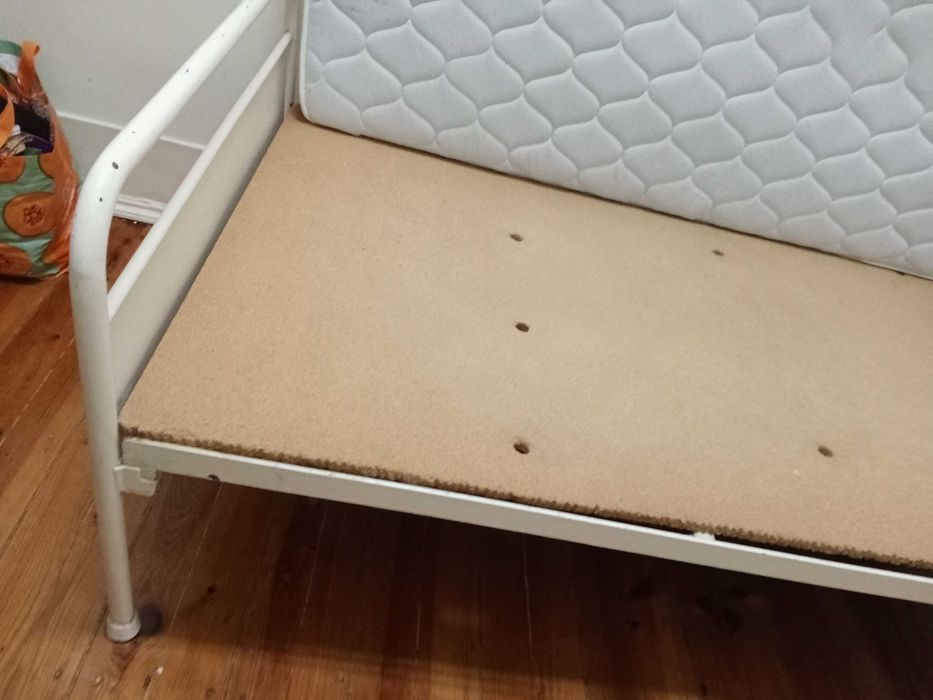 Cama de solteiro em ferro