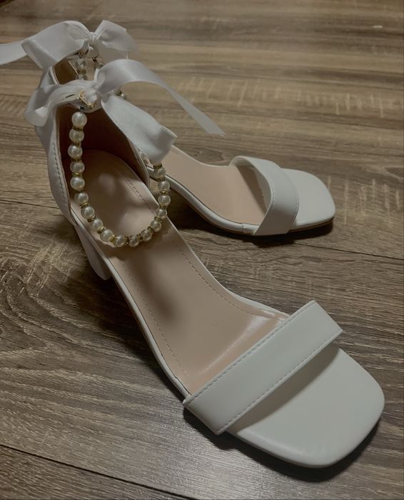 Білі жіночі босоніжки