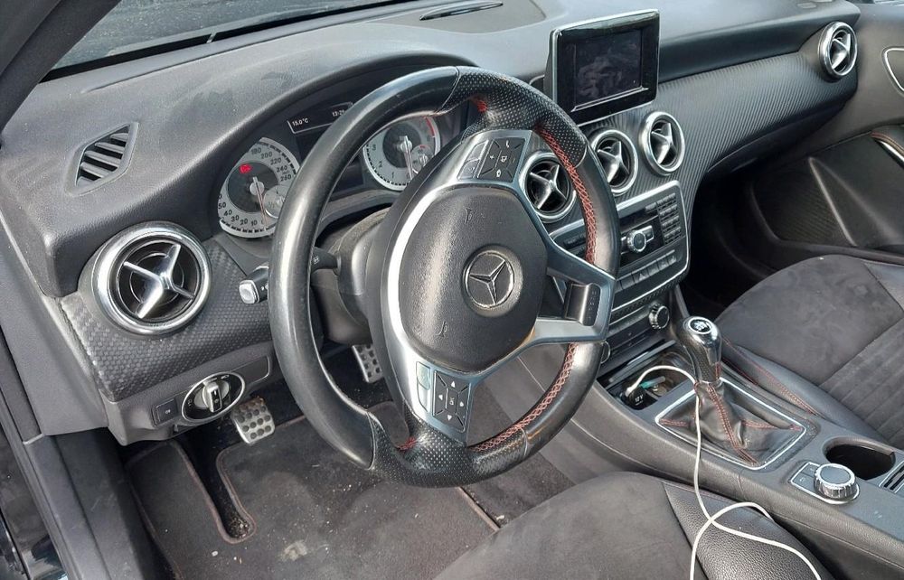 MERCEDES A180 2014 122cv 1.6 facil reparação (salvado)