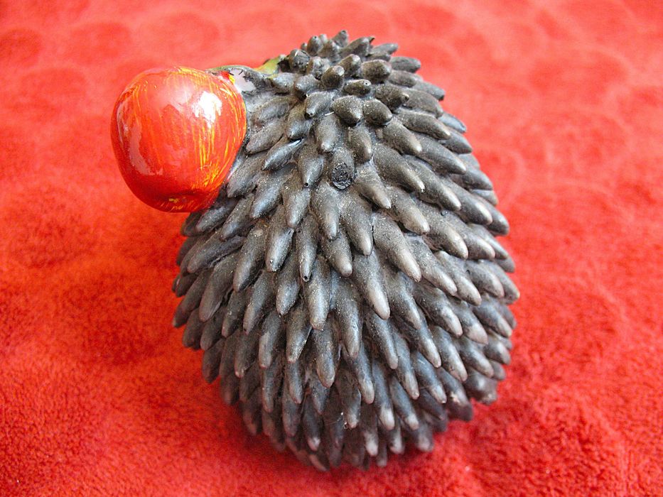 Jeż - z jabłkiem, mała figurka - 9 x 9 x 7 cm