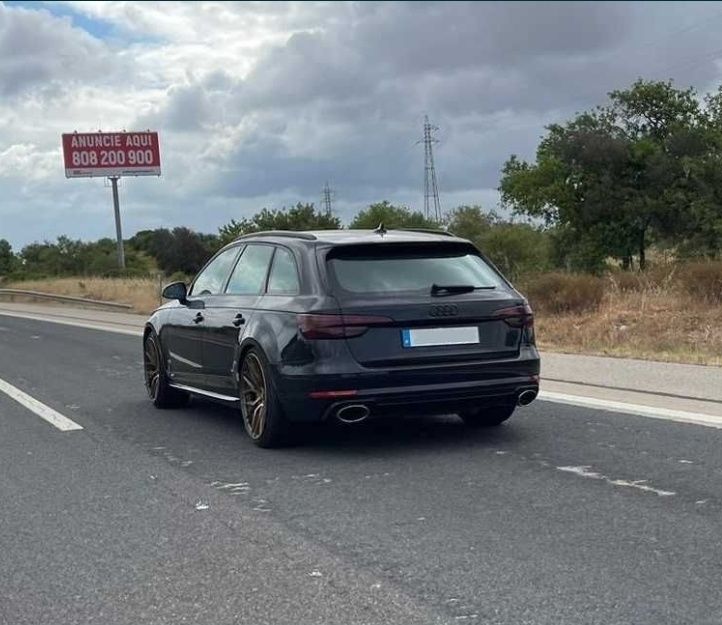 Audi A4 B9 com look completo RS4