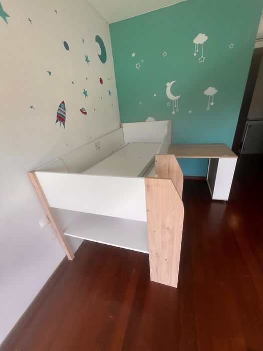 Cama alta com arrumos e secretária