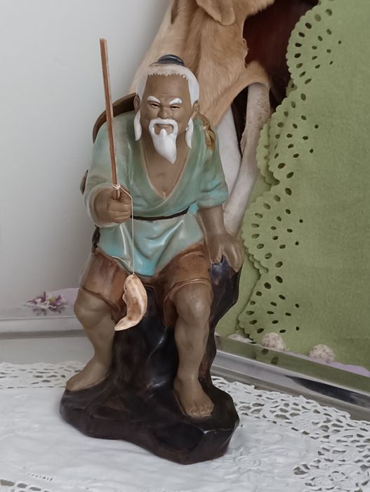 Enorme pescador em argila chinesa, marcado