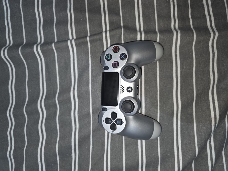 PS4 Pro em bom estado com 2 comandos e jogo