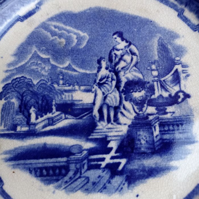 Prato Real Fabrica Sacavém motivo Minerva (ou Raparigas) azul forte