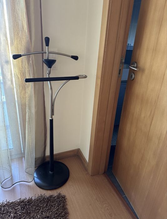 Mobilia quarto moderna - cama casal, mesinha cabeceira, cabide e banco