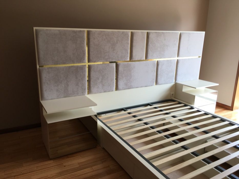 Cama de 150x195 com inox dourado com estrado (Fabricante)