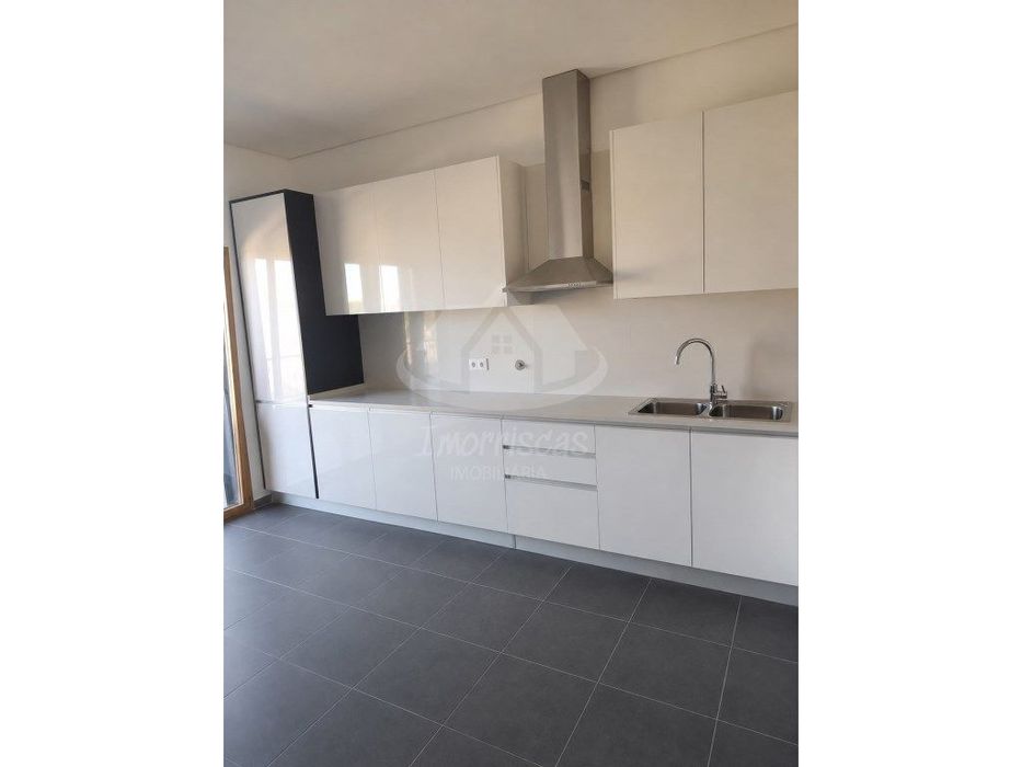 Apartamento T2 a estrear com garagem, no Bairro de São Jorge, Caneças.