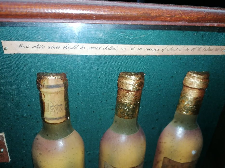 Moldura antiga vinhos tintos história exposição possibilidade de entre