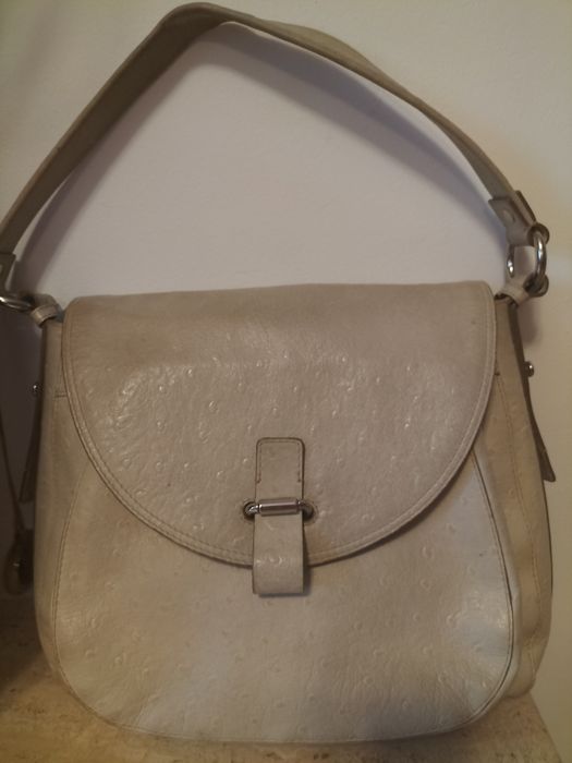 Letnia torebka na ramię wykonań ze skóry o ciekawej strukturze.