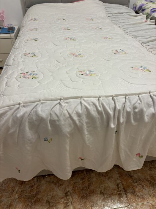 Colcha bordado manual com 107x190 + 42 cm de folho