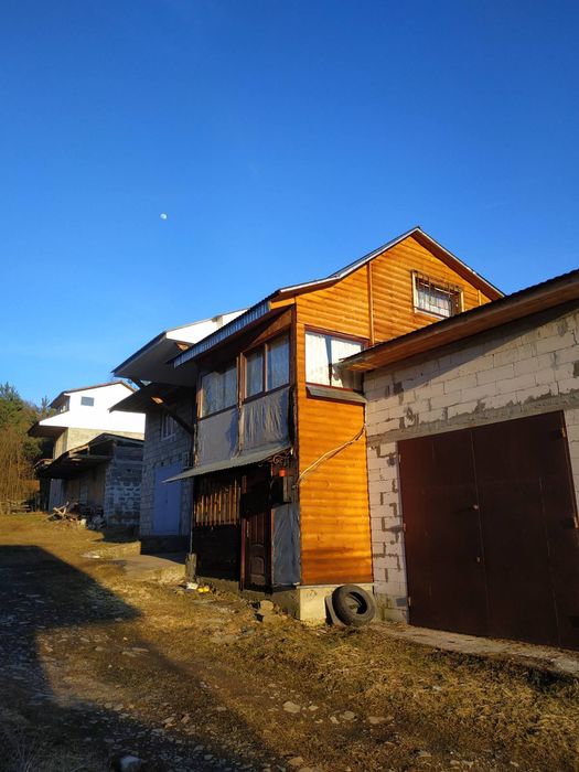 Дерев'яна будівля (гараж) переобладнаний для тимчасового проживання