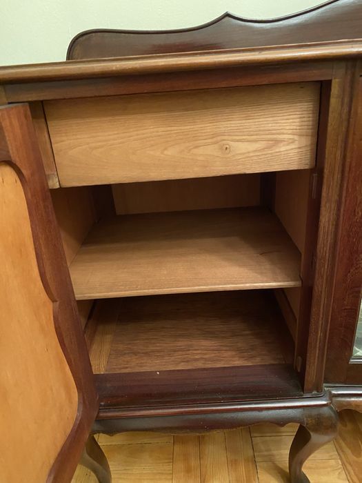 Aparador de Sala com Vitrine e Prateleiras