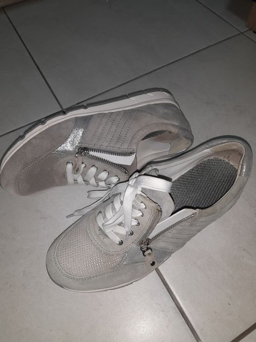 Жіночі туфлі великого розміру.