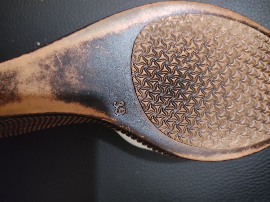 Шкіряні щльопанці на тонкетці розмір 39