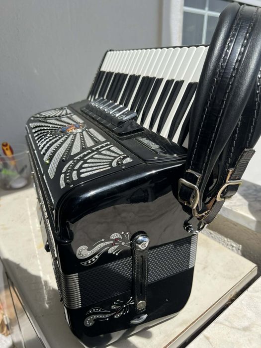 Accordiola à 4a voz Como NOVO– Acordeão Italiano | Excelente Estado com mala e acessórios novos 
Vendo acordeão Accordiola Piano IV Grand Luxe, fabric