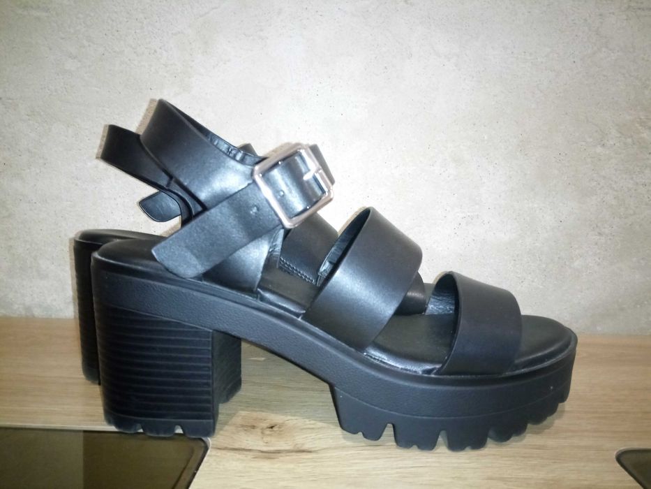 Sandały na słupku, czarne Catwalk rozm. 38 z klamrą